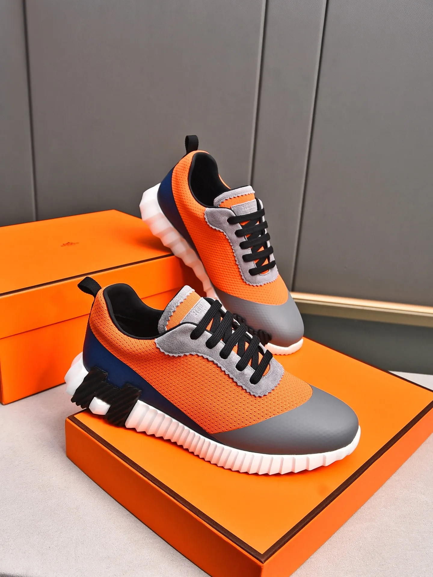 PP600【Hermes】fe new arrival~New Bouncing sneakers are the most comfortable shoes from Hermès. They are extremely light on the feet and look great. You won’t feel tired even when you go shopping and running around. 👍Very light and comfortable. Extremely light. Perfect for both sports and leisure. The feeling of stepping on them is great! It’s up to you to choose, there’s always what you want~ ✔️Fabric: Imported first-layer cowhide + high-elastic fly weave ✔️Inner lining: Imported water-dyed cow lining ✔️Outsole: Seamless combination of IP+TPU (multi-color letters) German technology irradiation machine ✔️Code number: Male 38-44 (45 customized)